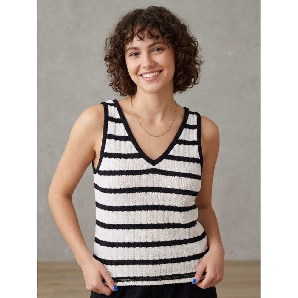 Universal Thread Black and White Striped Knit V-Neck Tank Top